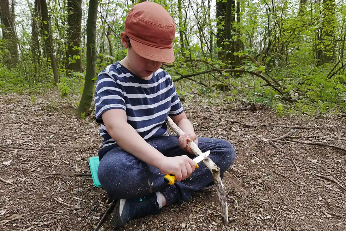 Kinder schnitzen im Wald - Geburtstagsabenteuer