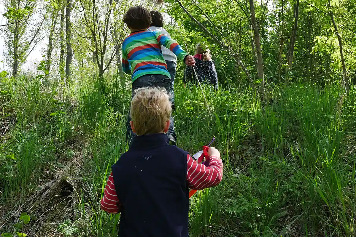 Kinder spazieren durch den Wald - Abenteuerlicher Geburtstag mit Wildnispfade