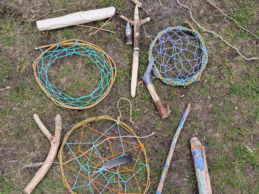 Beim Projekttag Naturhandwerk sind viele Kunststücke geschnitzt und gebastelt worden.
